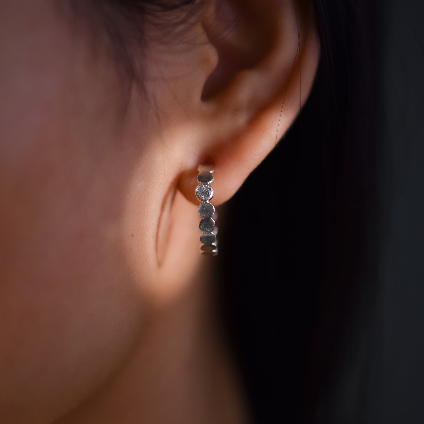 STONE CRICLE C-HOOP EARRINGS
