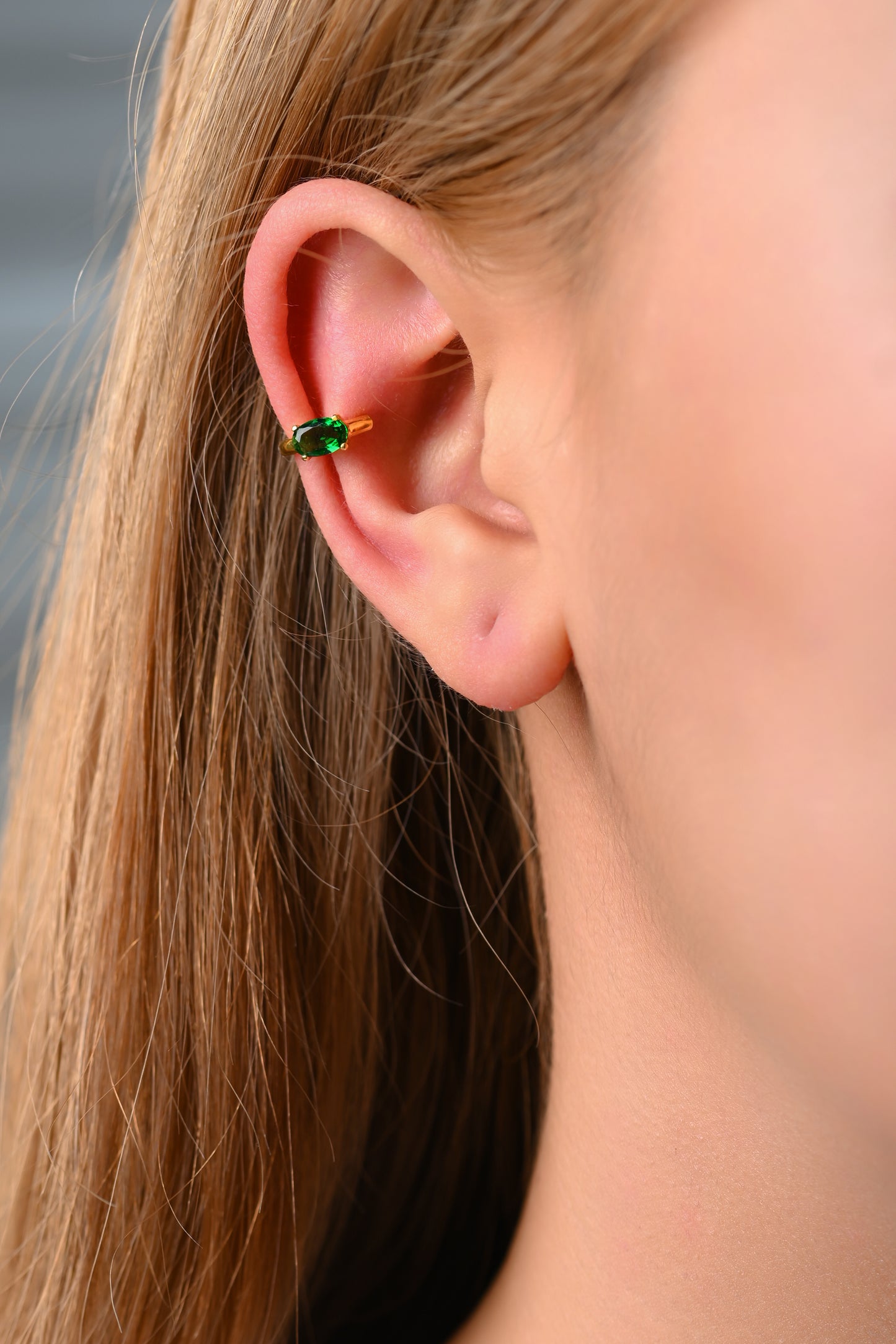 STONE SINGLE EAR CUFF (GREEN STONE)