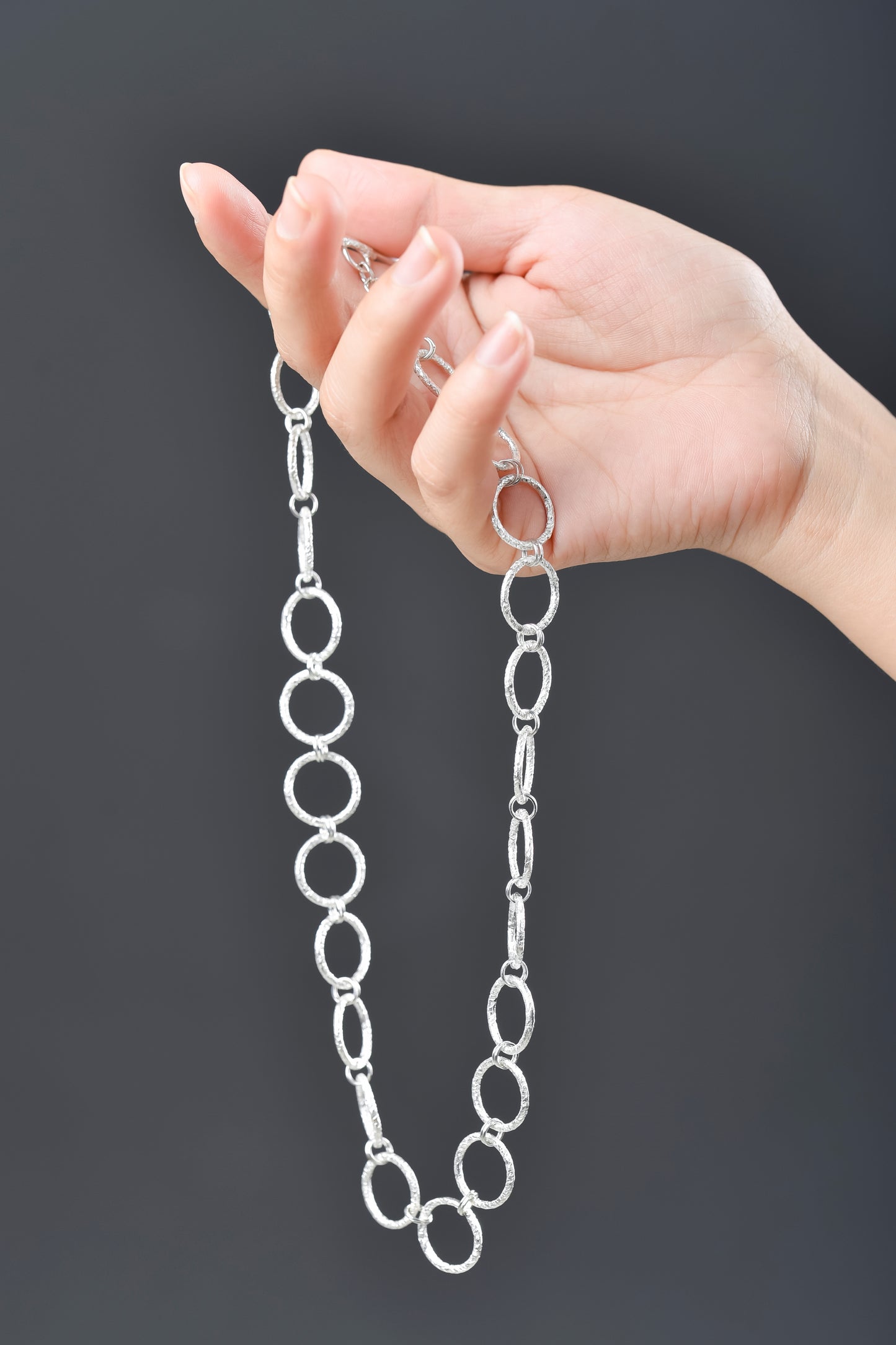 HAMMERED CIRCLE CONNECTION NECKLACE