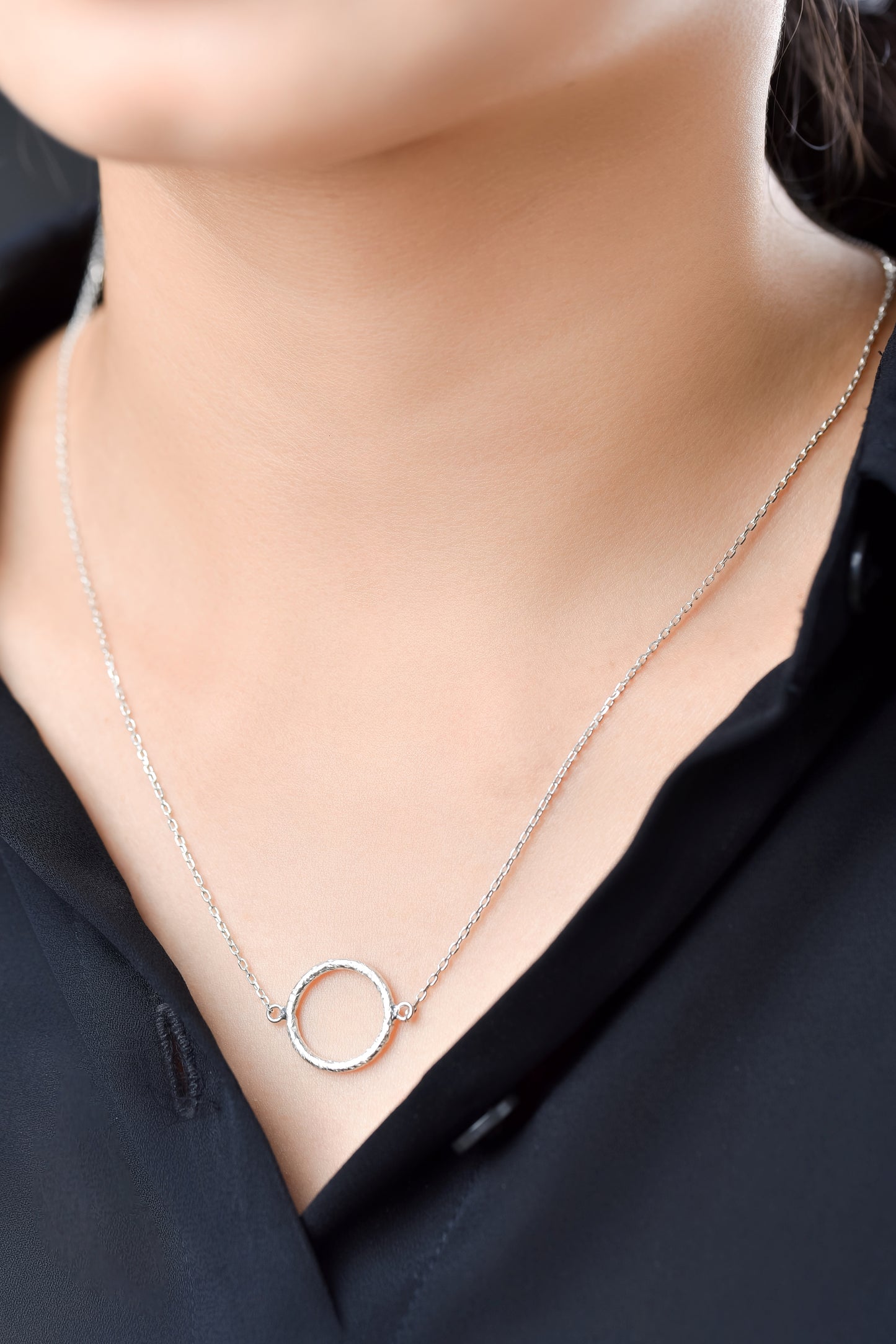 HAMMERED CIRCLE NECKLACE